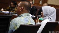 Asty yang duduk di kursi saksi dalam sidang itu mengiyakan BAP yang dibacakan jaksa. Permintaan uang itu disebut Asty terjadi sebelum PT HTK menjalin kontrak dengan PT Pilog.