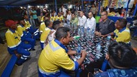Selain itu Menhub Budi juga melakukan makan malam dan bincang santai bersama dengan Tenaga Kerja Bongkar Muat Pelabuhan Tenau di Pantai Teddys. Pool/Kementerian Perhubungan.