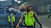 Polisi berupaya menghalau massa. Foto: Saiman/detikcom