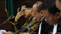 Ekspresi Bowo Sidik saat mendengarkan pembacaan BAP Asty Winasti.