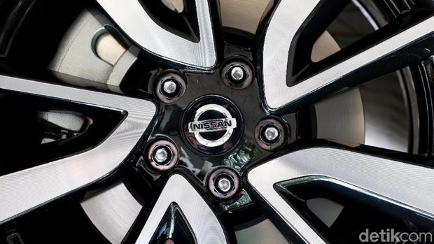 Pelek alloy dengan desain cukup oke