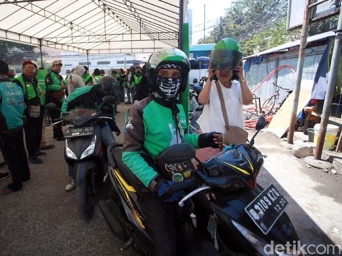 Keberadaan shelter ojol jadi upaya untuk meminimalisir ojol yang mangkal sembarangan. Shelter ojol itu salah satunya berada di kawasan Stasiun Sudirman Baru.