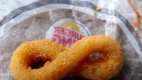 Entah kebetulan atau tidak, onion ring ini bentuknya angka 8. Jadi kelihatan unik ya! Foto: Istimewa