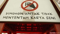 Agar instalasi seni tersebut tak mudah rusak dan tetap dapat dinikmati selama pameran, para warga diimbau untuk tidak menyentuh karya seni yang dipamerkan di sana.
