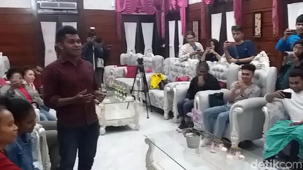 Mahasiswa Papua menyampaikan unek-unek kepada Risma