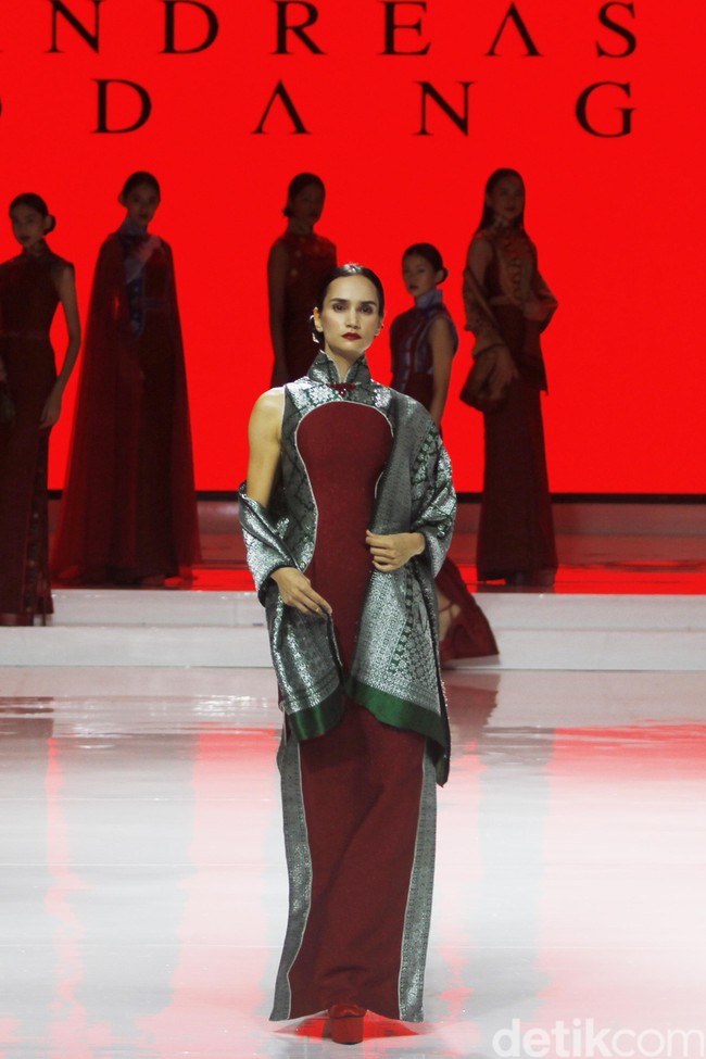 Desainer Andreas Odang mengangkat kain tenun menjadi cheongsam melalui koleksi terbarunya di Jakarta Fashion & Food Festival 2019. Kelapa Gading. Jakarta. [Senin, 19/08/2019]. Foto: Mohammad Abduh/Wolipop
