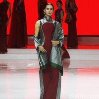 Desainer Andreas Odang mengangkat kain tenun menjadi cheongsam melalui koleksi terbarunya di Jakarta Fashion & Food Festival 2019. Kelapa Gading. Jakarta. [Senin, 19/08/2019]. Foto: Mohammad Abduh/Wolipop