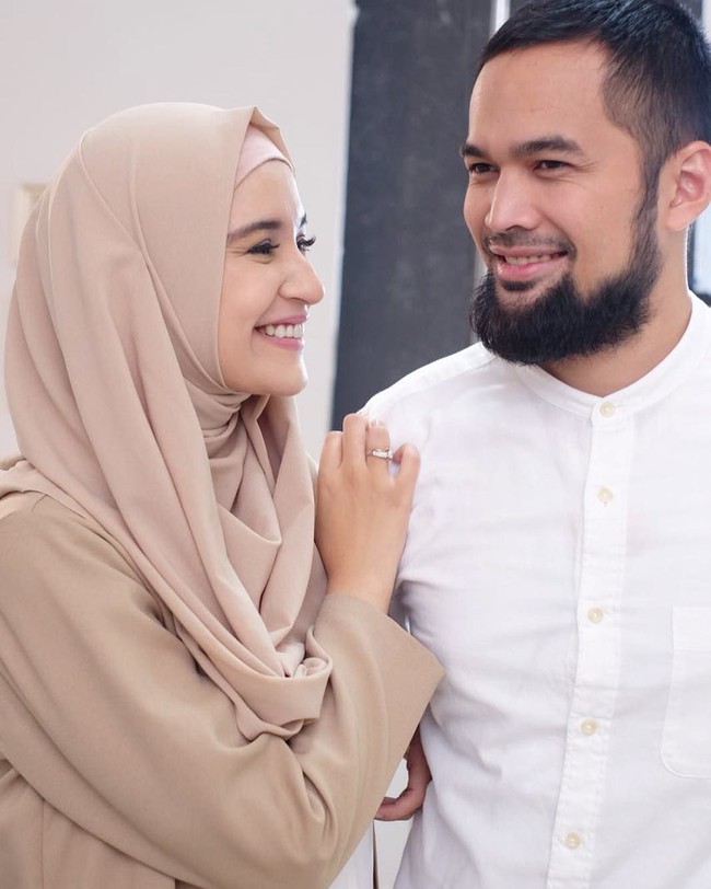 Istri dari Teuku Wisnu, Shireen Sungkar juga baru kembali melanjutkan kuliah untuk mendapat gelar S1 ketika dirinya telah menikah. Kala itu Shireen sempat menunda kuliahnya di semester 6. Namun akhirnya dia berhasil lulus dari jurusan Public Relations pada tahun 2017 lalu. Foto: Instagram @shireensungkar
