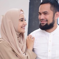 Istri dari Teuku Wisnu, Shireen Sungkar juga baru kembali melanjutkan kuliah untuk mendapat gelar S1 ketika dirinya telah menikah. Kala itu Shireen sempat menunda kuliahnya di semester 6. Namun akhirnya dia berhasil lulus dari jurusan Public Relations pada tahun 2017 lalu. Foto: Instagram @shireensungkar