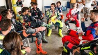Penampakan Rossi dan para juniornya usai latihan. Kira-kira apa yang diomongin juara dunia sembilan kali itu ya? Foto: instagram @valeyellow46