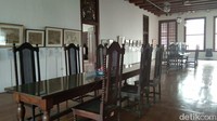 Terdapat dua meja panjang dengan kursi yang berjejer. Ini adalah ruang makan malam untuk para tamu yang hadir (Tasya/detikcom)  