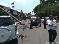 Tiang Listrik Ambruk Ditabrak Mobil, Kabel Berjuntaian ke Jalan