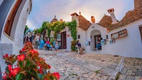 Tanpa mengganggu ketenangan warganya, Alberobello dibagi menjadi dua bagian, Rione Monti dan Aia Picola. Rione monti adalah kawasan wisata yang ramai traveler. Sedangkan kawasan Aia picola, adalah kawasan perumahan yang relatif tenang dan sepi. (iStock)