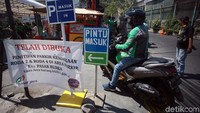 Para pengemudi ojol yang ingin mengambil orderan atau menjemput penumpang di area sekitar Stasiun Sudirman, dapat menunggu di shelter tersebut.