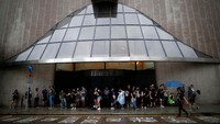 Para penentang undang-undang ekstradisi ambil bagian dalam aksi demo di Hong Kong, mereka terlihat berkumpul di antara gedung perkantoran. REUTERS/Kim Hong-Ji.