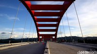 Salah satu bangunan anyar dan yang menjadi ikon disana adalah Jembatan Holtekamp. Wujudnya nampak seperti besi merah kecil yang berdiri melintang di atas Teluk Youtefa. Jembatan sepanjang 1.328 meter yang ada di atas Teluk Youtefa kini semakin mempermudah dan menyingkat waktu untuk menuju Skow.