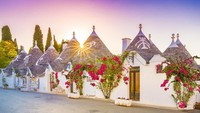 Deretan rumah imut berwarna putih menjadi pemandangan utama di Desa Alberobello, Italia Bagai muncul dari buku-buku dongeng, Alberobello mendapat julukan Desa Kurcaci. (iStock)