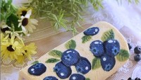 Tampilan roll cakenya dibuat dengan berbagai gambar lucu dan menarik. Seperti pada gambar ini, yang bergambar buah blueberry sesuai dengan rasa dari roll cake itu sendiri. Foto: Instagram @ojiobachanok