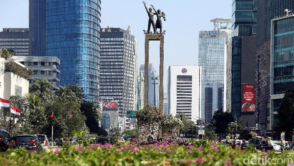 Usai Bambu Getah Getih, Bundaran HI Kini Dihias Taman Bunga
