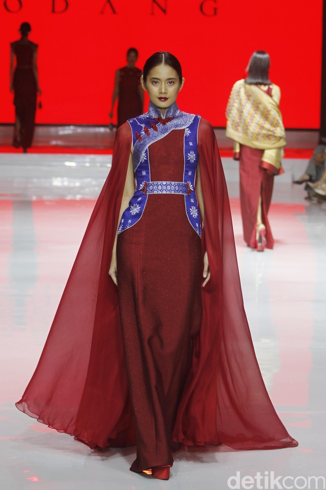 Desainer Andreas Odang mengangkat kain tenun menjadi cheongsam melalui koleksi terbarunya di Jakarta Fashion & Food Festival 2019. Kelapa Gading. Jakarta. [Senin, 19/08/2019]. Foto: Mohammad Abduh/Wolipop