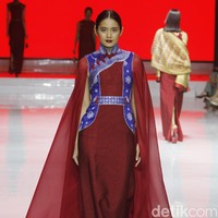 Desainer Andreas Odang mengangkat kain tenun menjadi cheongsam melalui koleksi terbarunya di Jakarta Fashion & Food Festival 2019. Kelapa Gading. Jakarta. [Senin, 19/08/2019]. Foto: Mohammad Abduh/Wolipop