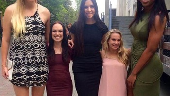 Wanita-wanita raksasa? Bukan, mereka adalah pemain bola basket. (Foto: Brightside)