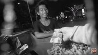 Lewat 'Social Experiment', Baim Wong Kasih Uang Segepok Buat Tukang Kacang