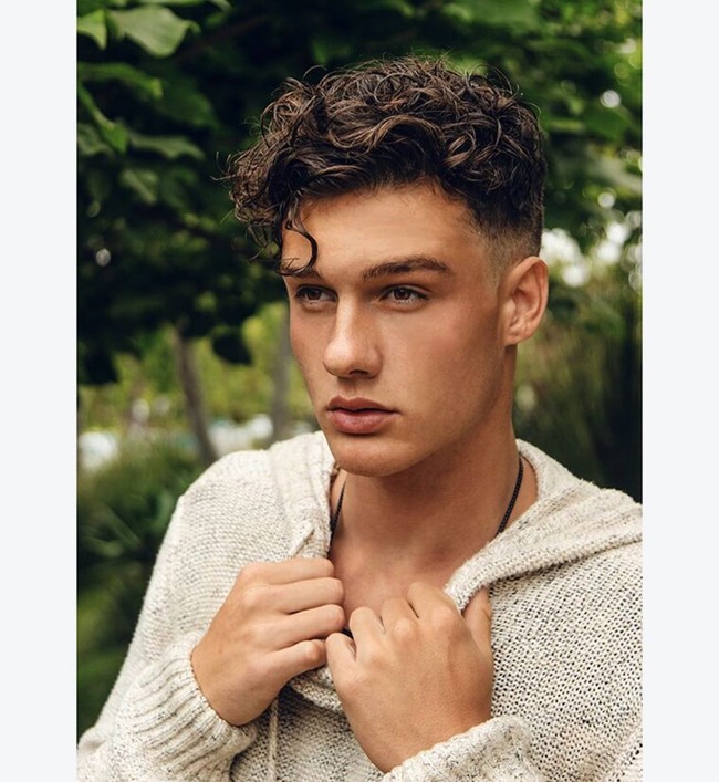 John Economou merupakan tuna wisma asal Milwaukee yang hijrah ke Los Angeles (LA) untuk mencoba peruntungannya di dunia modeling. Selama mencoba meniti karier di LA, ia tidak menyewa rumah namun hidup mengembara. John bahkan hanya berbekal tas ransel berisi dua pasang pakaian dan sebuah sikat gigi. Langkah kariernya tergolong beruntung karena dibantu oleh dua supermodel yakni Kendall Jener dan Gigi Hadid. Foto: Instagram