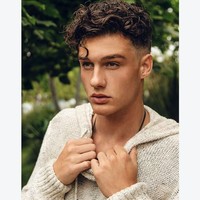 John Economou merupakan tuna wisma asal Milwaukee yang hijrah ke Los Angeles (LA) untuk mencoba peruntungannya di dunia modeling. Selama mencoba meniti karier di LA, ia tidak menyewa rumah namun hidup mengembara. John bahkan hanya berbekal tas ransel berisi dua pasang pakaian dan sebuah sikat gigi. Langkah kariernya tergolong beruntung karena dibantu oleh dua supermodel yakni Kendall Jener dan Gigi Hadid. Foto: Instagram