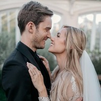 Setelah bertemu muka, PiewDiePie dan Marzia pun berkencan pada 2011. Mereka sempat tinggal di Swedia, kemudian pindah ke Italia dan terakhir di Brighton, Inggris. Foto: Instagram/@itsmarziapie, @pewdiepie