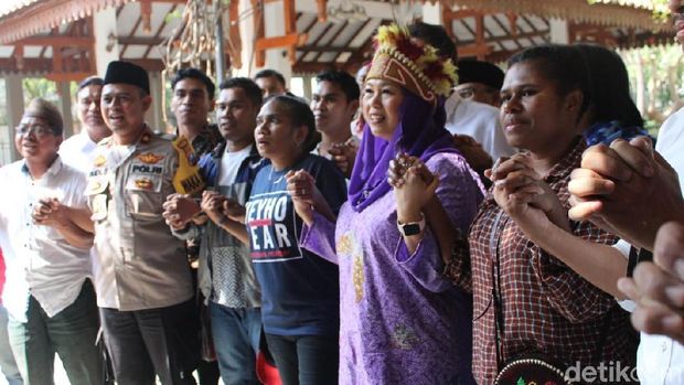 Mahasiswa Papua, Yenny Wahid dan polisi Jombang di makam Gus Dur/