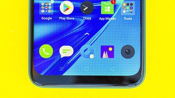 Di bagian bawah layar kedua ponsel ini masih terdapat bezel. Foto: GSM Arena
