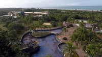 Sekarang bangunannya tampak tak terurus dan terbengkalai. Nasib resort mewah ini terkatung-katung sejak tahun 2016 lalu (Manta System/Youtube)  