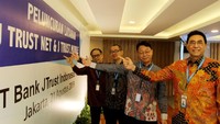 Direktur Utama PT Bank JTrust Indonesia Tbk. (J Trust Bank) Ritsuo Fukadai (kedua kiri) bersama jajaran direksi Felix I. Hartadi (kanan), Helmi A. Hidayat (kiri) dan Cho Won June, meluncurkan J Trust NET Individual dan J Trust Mobile di Jakarta, Rabu (21/8/2019). Foto: dok. Jtrust