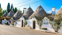 Yang unik, tiap atap trullo akan memiliki simbol kepercayaan yang dianut oleh penghuninya. Namun kota ini tetap damai karena mencintai keberagaman. (iStock)