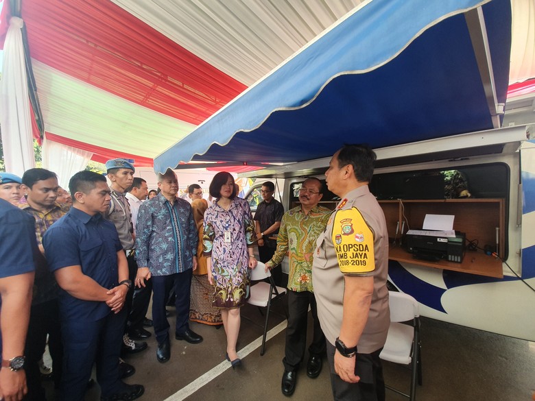 Dukung Layanan Kepolisian, Bank Mandiri Hibahkan Mobil SKCK Keliling Dukung Layanan Kepolisian, Bank Mandiri Hibahkan Mobil SKCK Keliling