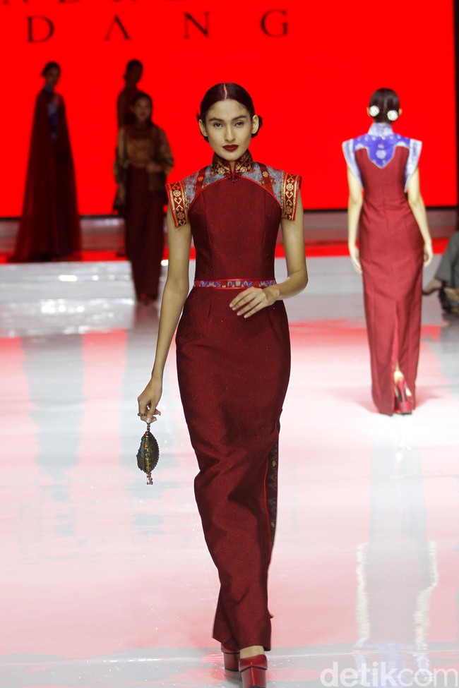 Desainer Andreas Odang mengangkat kain tenun menjadi cheongsam melalui koleksi terbarunya di Jakarta Fashion & Food Festival 2019. Kelapa Gading. Jakarta. [Senin, 19/08/2019]. Foto: Mohammad Abduh/Wolipop