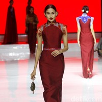 Desainer Andreas Odang mengangkat kain tenun menjadi cheongsam melalui koleksi terbarunya di Jakarta Fashion & Food Festival 2019. Kelapa Gading. Jakarta. [Senin, 19/08/2019]. Foto: Mohammad Abduh/Wolipop