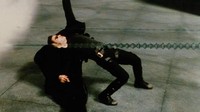 Tentunya para fans sudah tak asing dengan gerakan ikonik Keanu Reeves dalam film yang rilis pada tahun 1999 itu. Dok. Warner Bros