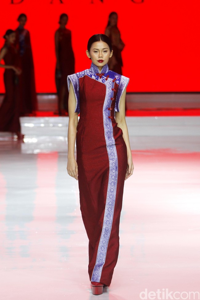 Desainer Andreas Odang mengangkat kain tenun menjadi cheongsam melalui koleksi terbarunya di Jakarta Fashion & Food Festival 2019. Kelapa Gading. Jakarta. [Senin, 19/08/2019]. Foto: Mohammad Abduh/Wolipop