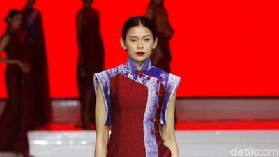Foto: Keindahan Cheongsam Tenun Karya Andreas Odang di JFFF 2019