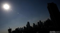 AQI merupakan indeks yang menggambarkan tingkat keparahan kualitas udara di suatu daerah. AQI dihitung berdasarkan enam jenis polutan utama, seperti PM 2,5, PM 10, karbon monoksida, asam belerang, nitrogen dioksida, dan ozon permukaan tanah.