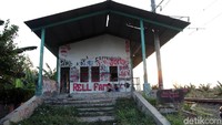 Saat ini stasiun yang terletak di Pondok Rajeg, Cibinong, Kabupaten Bogor, itu dipenuhi dengan coretan tak terawat.