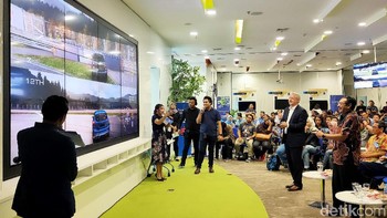 Sehingga dapat mendorong produktivitas SDM Indonesia. Uji coba 5G kali pertama telah dilakukan XL Axiata di halaman Grha XL pada  bulan April 2017 yang lalu, yang merupakan ujicoba 5G di luar ruangan (outdoor) pertama di Indonesia dengan menampilkan demo pemanfaatan virtual reality (VR) dan uji kecepatan (speed test), kemudian disusul uji coba 5G yang  kedua pada Agustus 2018, berlangsung di Kawasan Kota Tua, Jakarta Barat. Demo itu berkaitan dengan penerapan 5G untuk mendukung smart city dan aktivitas layanan publik seperti antara lain pemeliharaan sungai, pengelolaan taman kota, serta monitoring kota dan pengangkutan sampah.
