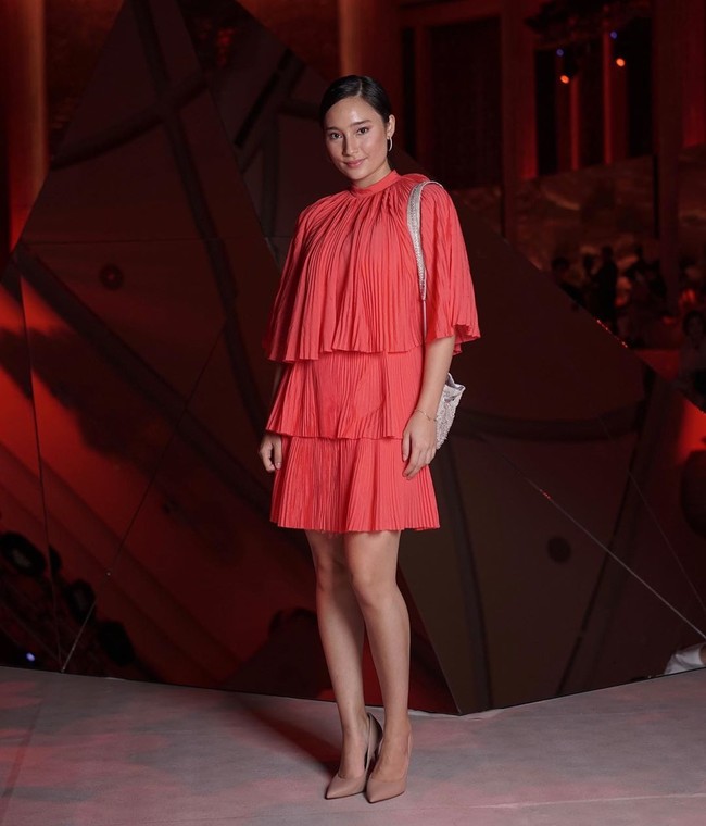 Tatjana Saphira memesona dengan amaranth-colored plissé mini dress rancangan Sapto untuk Fall/Winter 2019 berikut sling-bag berhiaskan embellishment. Foto: Instagram/@saptodjojokartiko