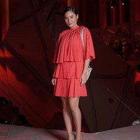 Tatjana Saphira memesona dengan amaranth-colored plissé mini dress rancangan Sapto untuk Fall/Winter 2019 berikut sling-bag berhiaskan embellishment. Foto: Instagram/@saptodjojokartiko