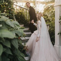 Untuk menikah di Kew Gardens, PiewDiePie diperkirakan perlu merogoh kocek cukup dalam. Dikutip dari Mirror, biaya sewa satu ruangan saja ada yang mencapai £8,000 atau sekitar Rp 138 juta. Ada beberapa tempat yang bisa disewa dengan harga beragam. Foto: Instagram/@itsmarziapie, @pewdiepie