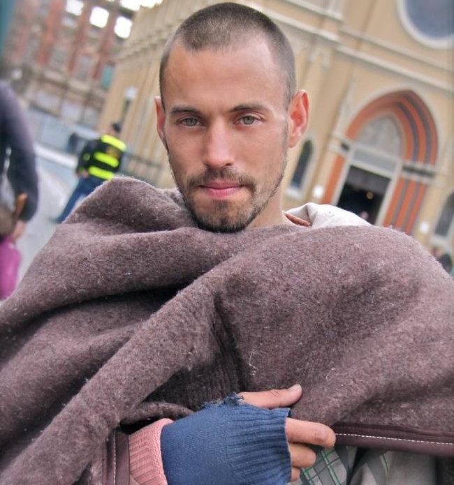 Rafael Nunes seorang pria dari Brasil berhasil dijuluki sebagai tunawisma paling fotogenik setelah fotonya diambil oleh turis pada 2013 dan menjadi viral. Foto: Instagram