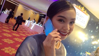 Kedua ponsel mengusung infinity O Display. Samshng menggunakan panel Dynamic AMOLED yang memanjakan mata. Foto: Adi Fida Rahman/detikINET