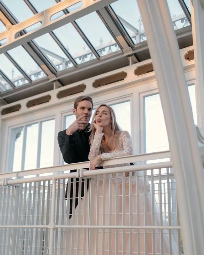 PiewDiePie dan Marzia mengikat janji suci setelah delapan tahun menjalin asmara. Ini merupakan hari paling indah, yang akan aku kenang selamanya. Aku mengucapkan banyak terima kasih kepada para tamu yang sudha meluangkan waktunya untuk menghadiri acara dan membantu kamu merayakan pernikahan ini, tulis Marzia, yang dulunya seorang beauty blogger. Foto: Instagram/@itsmarziapie, @pewdiepie